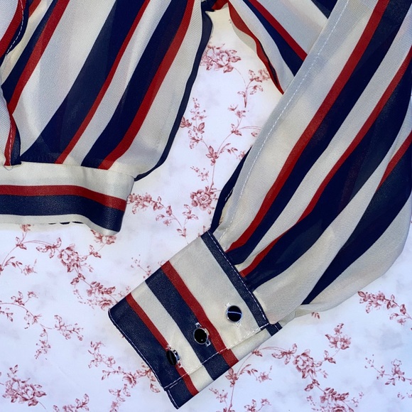 Cropped, Sheer V-Neck Blouse - Picture 4 of 5